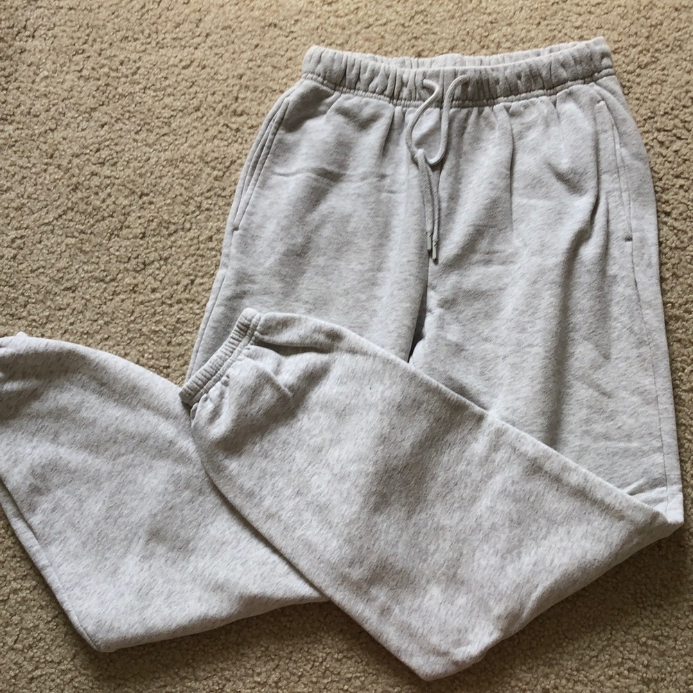 Old Navy Light grey sweatpants
Women’s extra small